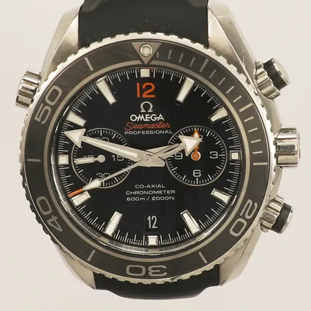 Herrur Omega Seamaster Planet Ocean stål automat ref-nr:23230465101003 serie-nr:85072169 kaliber:9300 kronograf datum Ø44mm bruksskick gummiband med trasiga sömmar viklås i stål inga övriga tillbehör.