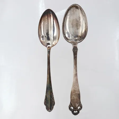 Två skedar längd 18-20cm gravyr Silver 830/1000. Vikt: 80,7 g