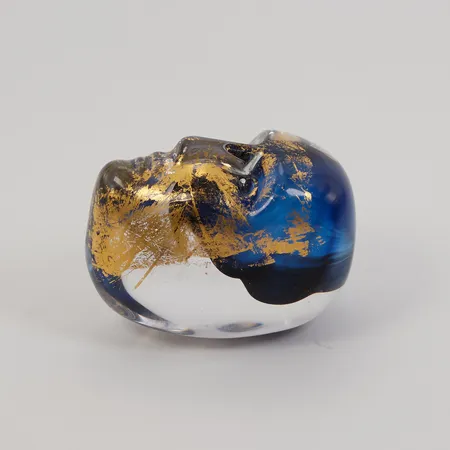Glasskulptur, serie Brains, Bertil Vallien för Kosta Boda, ca 7,5cm, guldfolierat klarglas med blå inslag, signerad, nummer 709003, inga tillbehör.