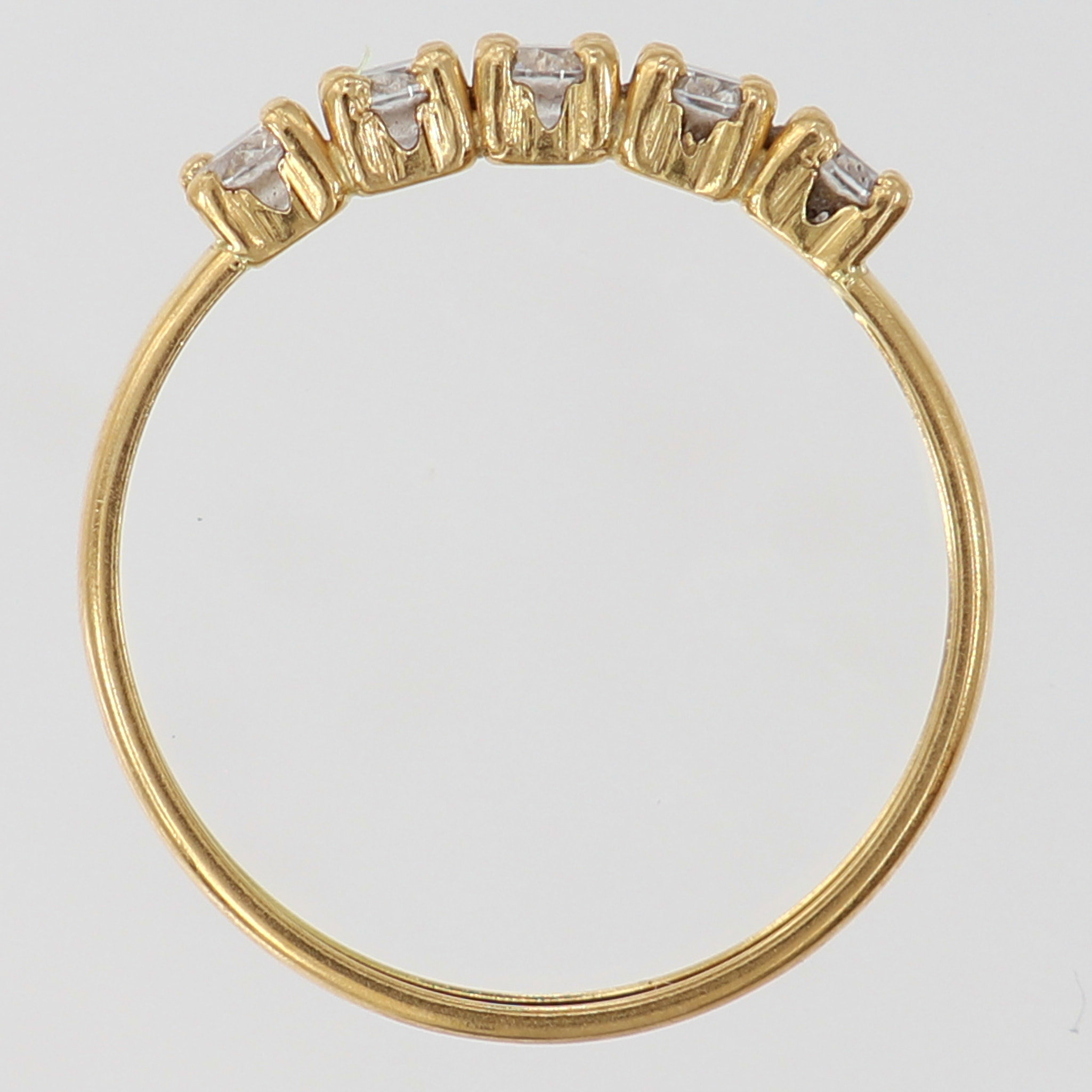 Ring med vita stenar stl 18 bredd ca 3mm GHA 18K Vikt: 1,1 g
