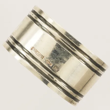 Servettring 46x25mm tillverkad år 1951 Markströms Guldsmeds Ab K G gravyr silver Vikt: 19,3 g