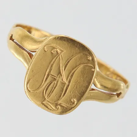 Klackring med monogramgravyr stl:20 bredd 3-13mm 18K. Vikt: 4 g