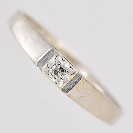 Ring diamant 0,02ct enligt gravyr stl:16¼ bredd 2,9mm 18K Vikt: 1,5 g