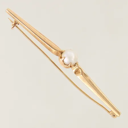 Brosch med odlad pärla 60x6,8mm bucklig skev nål 18K Vikt: 2,5 g