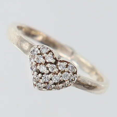 Ring med vita stenar stl:15¾ bredd 1,9-6,5mm Silver 925/1000. Vikt: 1,6 g