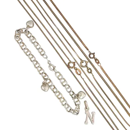 Diverse smycken i silver 925/1000, tre förgyllda halskedjor med längd 35,5 / 38,0 / 38,0 cm, armband 16,5 cm, hänge bokstaven N - längd inkl. ögla 17,5 mm Vikt: 11,4 g