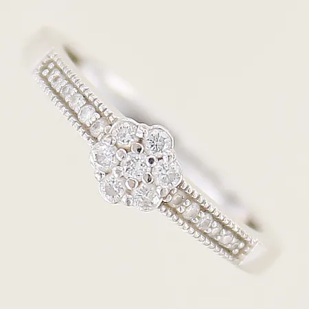 Ring med diamanter 12xca 0,005ct 7xca 0,02ct stl:16½ bredd 2-5mm vitguld 18K Vikt: 2,7 g