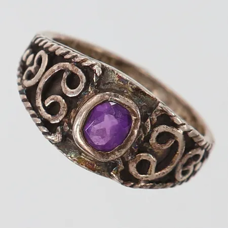 Ring med troligen ametist samt dekor stl:15¾ bredd 2,8-9mm Silver 925/1000. Vikt: 3,3 g