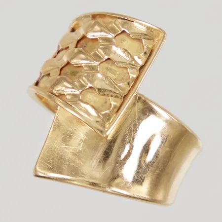 Ring stl 19¼, bredd 23,2mm, ojämn skena, GFAB 18K Vikt: 4,7 g