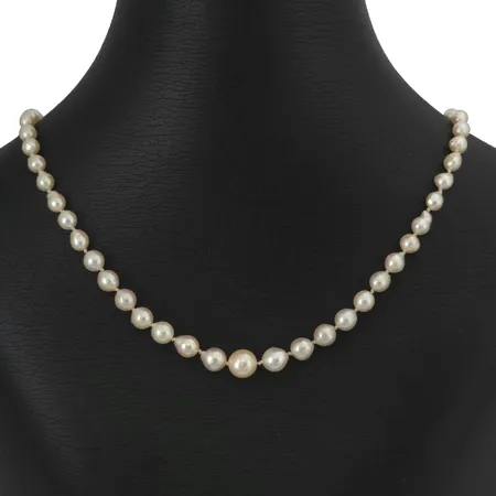 Pärlcollier doserad modell med odlade sötvattenspärlor Ø 3,3 - 7,3 mm, blåvitrosa ton, lås i silver 835/1000, lås 8,5 x 15 mm, total längd 54 cm Vikt: 13,9 g
