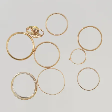 Diverse guld skador & gravyr finns 18K 23,3g.