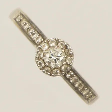 Ring med diamanter 1xca0,16ct-23xca0,005ct stl:16¼ bredd 6,1mm GHA personlig gravyr vitguld18K Vikt: 3,2 g