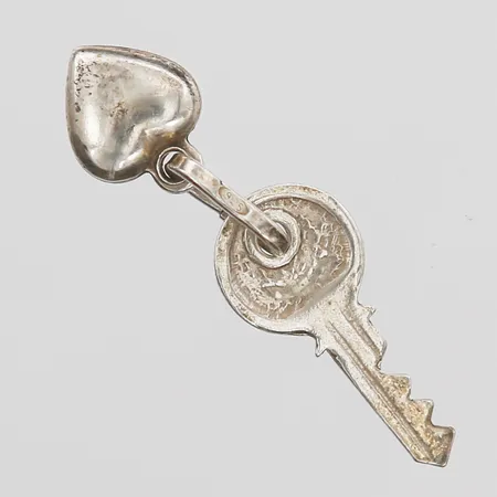 Hänge med hjärta samt nyckel, höjd 25mm, bredd 8mm, silver 925/1000 Vikt: 1,7 g