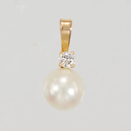 Hänge med sötvattenspärla Ø 8,8mm samt diamant 1x ca 0,05ct, längd ca 2cm, ostämplad 18K  Vikt: 1,8 g