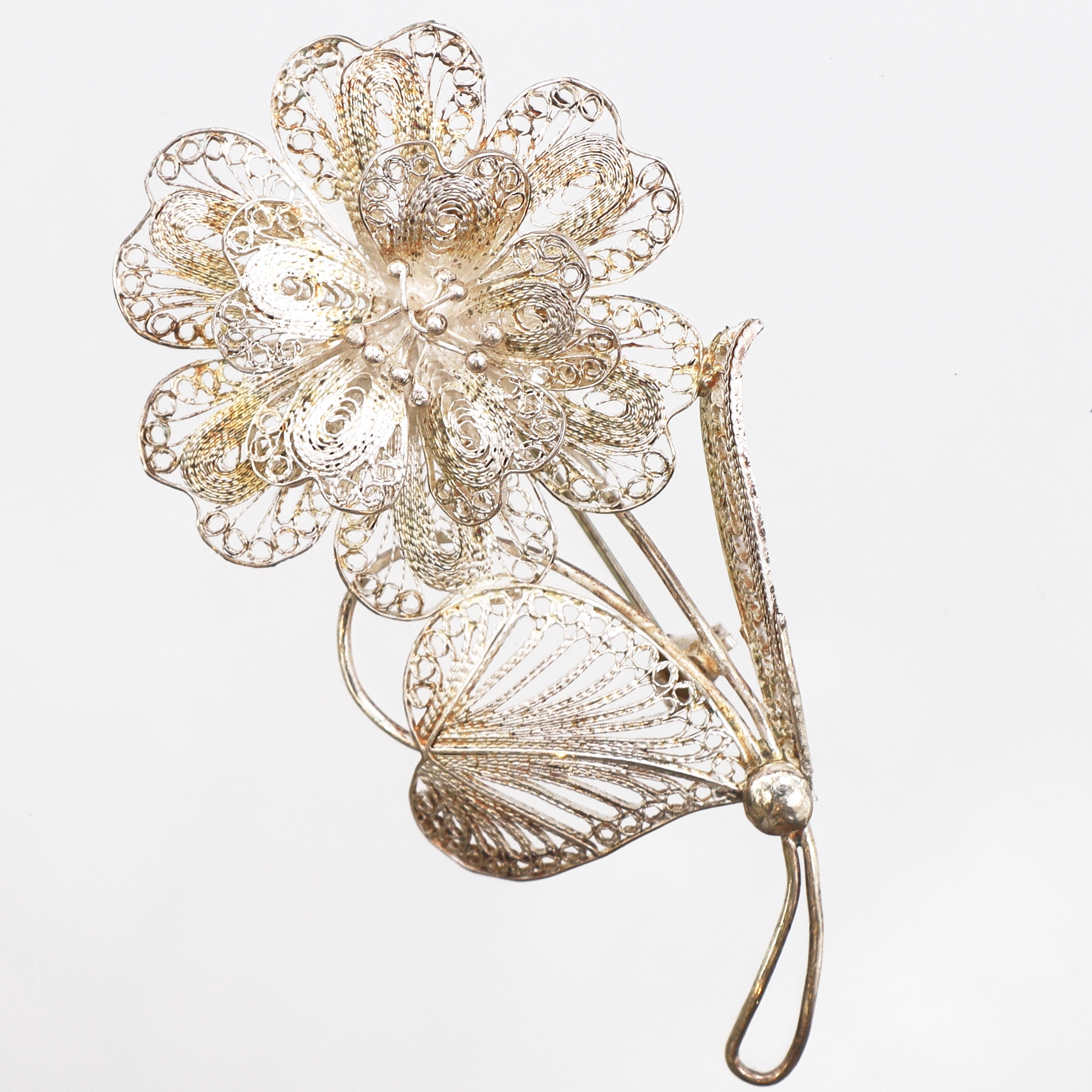 Brosch i form av blomma, filigranarbete, 65x35mm, 925/1000 silver Vikt: 6,9 g