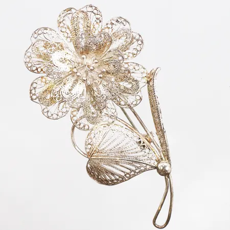 Brosch i form av blomma, filigranarbete, 65x35mm, 925/1000 silver Vikt: 6,9 g