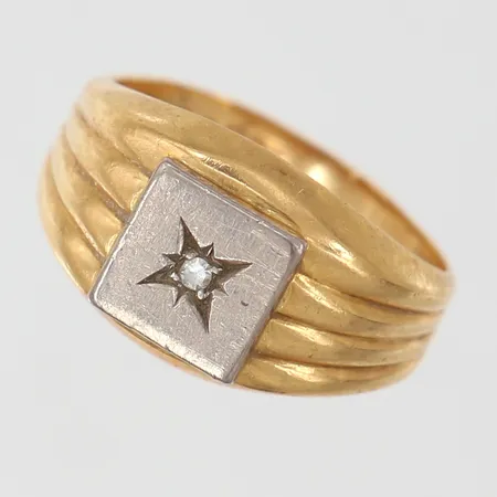 Ring med 8/8-slipad diamant 1 x ca 0,015ct stl:16 bredd 3,2-10,5mm bucklig tvåfärgat 18K. Vikt: 4,3 g
