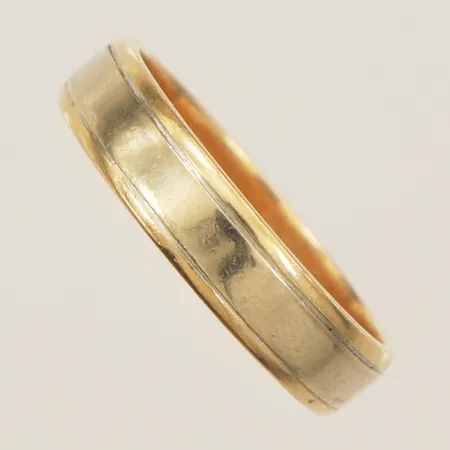 Ring tvåfärgad stl 21¼ gravyr 18K Vikt: 7,5 g