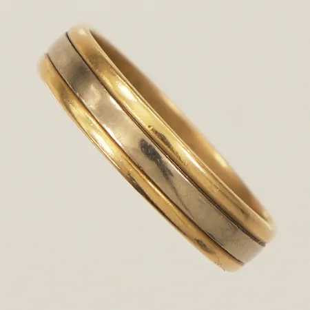 Ring stl:18¾ bredd 4,7mm vit samt röttguld ostämplat 18K Vikt: 4,5 g