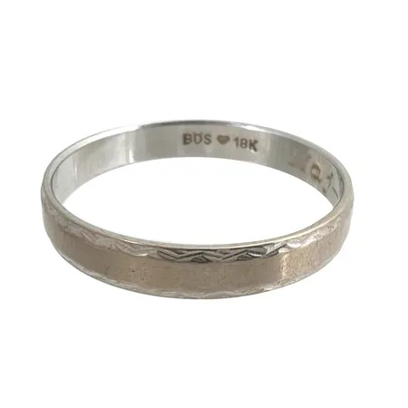 Ring i 18K guld, slitage, gravyr Vikt: 4 g