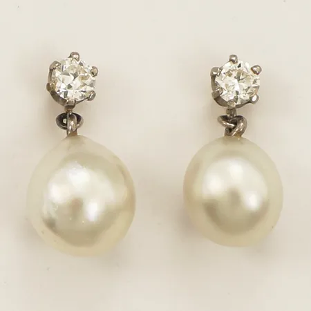 Ett par örhängen med pärlor och diamanter 2x0,16ct Ø8,4mm vitguld 18K Vikt: 2,9 g