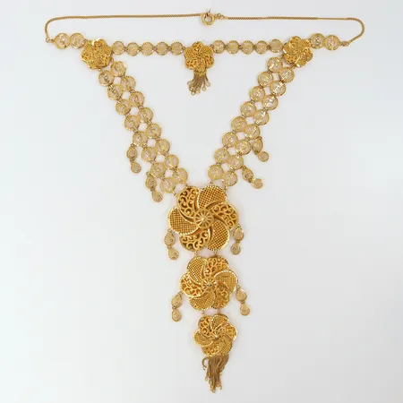 Collier med genombruten dekor längd ca 93cm bredd 1,7-52mm 18K. Vikt: 83,7 g