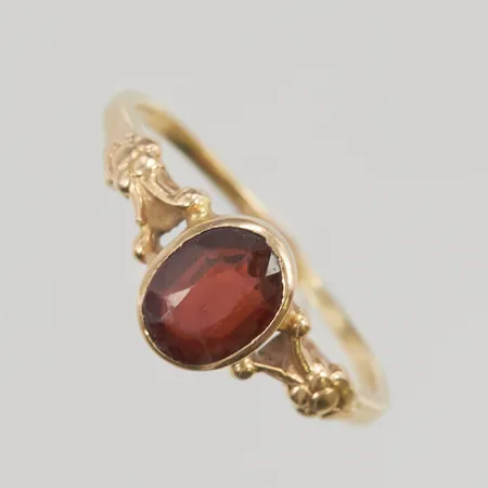 Ring stl16 bredd:1,2-7,3mm med röd sten 18K 1,6g.