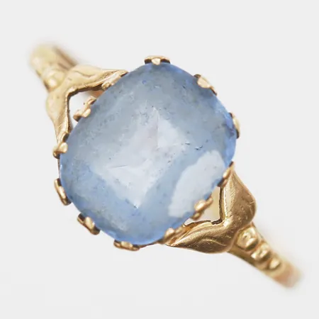 Ring med blå syntetisk spinell stl 16½, bredd 1-9mm, slitage på sten, 18K. Vikt: 1,6 g