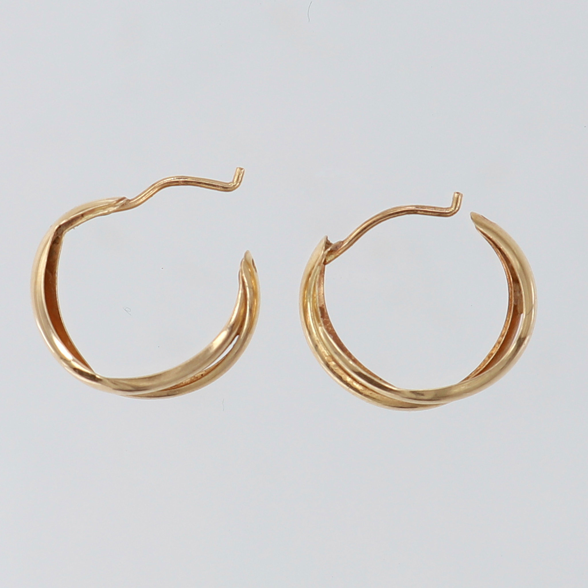 Ett par örhängen Ø12x14mm skeva defekta 14K Vikt: 0,7 g