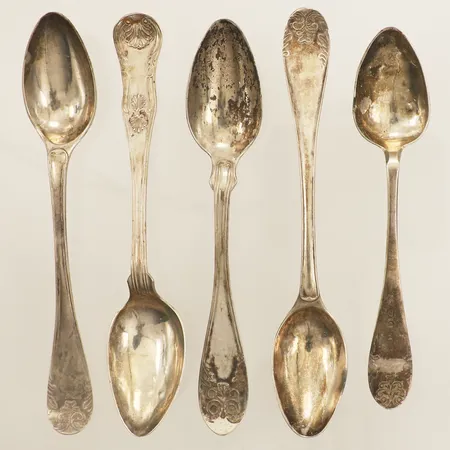 Fem kaffeskedar längd 14-12,5cm gravyr silver 830/1000 Vikt: 65,4 g