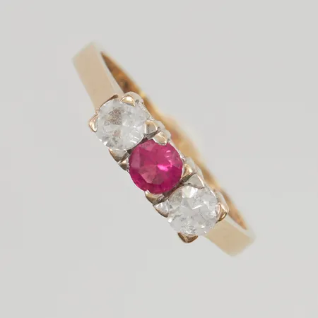 Ring stl17¾ med stenar bredd:2,1-4,3mm 18K 3,7g.