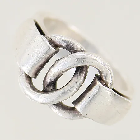 Ring med dekor stl 20½ bredd 7-15mm, något repig skena, silver 925/1000 Vikt: 14 g