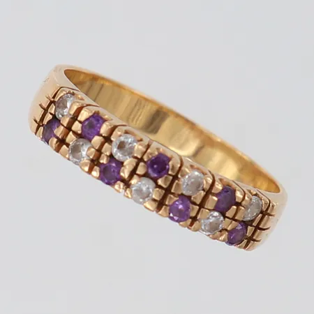 Ring med vita samt lila stenar stl 18½ bredd ca 3-4,5mm 18K Vikt: 4,6 g