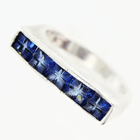 Ring stl:18 bredd 3-5mm blå stenar med slitage silver 925/1000 Vikt: 5,3 g
