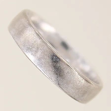 Ring slät stl:19 bredd: 5mm Schalins, gravyr 18K Vikt: 6,7 g
