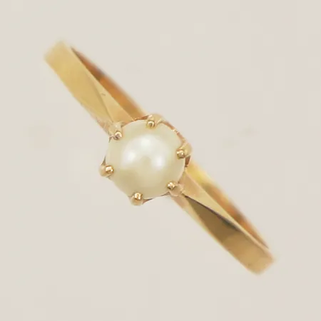Ring med pärla stl:15¾ bredd 1,6mm 18K Vikt: 1,3 g