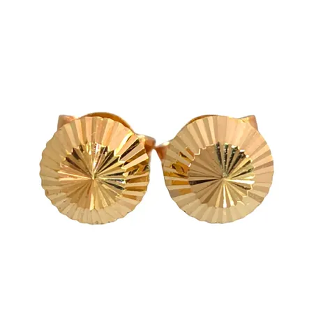 Örhängen i 18K guld, mönstrad modell, diameter 5 mm, originalploppar, fint skick Vikt: 0,5 g