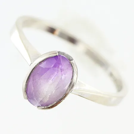 Ring stl:18½ bredd 2-8mm lila sten, defekter på infatttning, vitguld, 18K Vikt: 3,3 g
