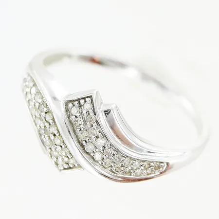Ring Guldfynd stl:19, bredd 1,5-10mm diamanter ca 40 x ca 0,005ct 8/8-slipade vitguld 18K Vikt: 2,9 g
