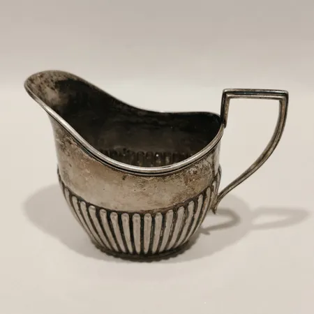 Gräddkanna 9,2cm höjd ca 6,8cm silver Vikt: 70,2 g