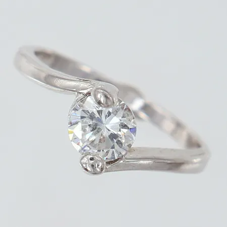 Ring med vit sten stl:16 bredd 1,5-7,5mm Silver 925/1000. Vikt: 1,8 g