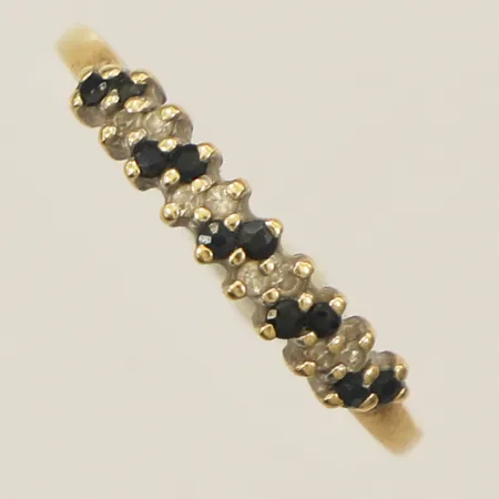 Ring med blå stenar samt diamanter 8xca0,005ct stl:17¼ bredd 3,2mm 18K Vikt: 1,5 g