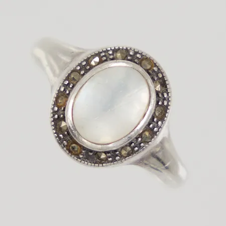 Ring med vit opak sten och markasiter, stl:19, bredd 2,9-13,8mm, Guldfynd, 925/1000 silver Vikt: 4,2 g