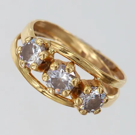 Ring med vita stenar stl 18 bredd ca 3-9mm GHA18K Vikt: 2 g