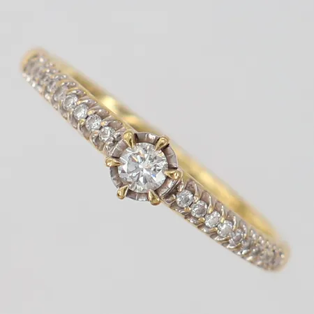 Ring med diamanter 1 x ca 0,10ct 20 x ca 0,0075ct stl:16¼ bredd 1,2-4mm GHA 18K. Vikt: 1,7 g