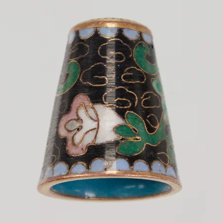 Fingerborg höjd 24,2mm, cloisonné, blommotiv, gulmetall.