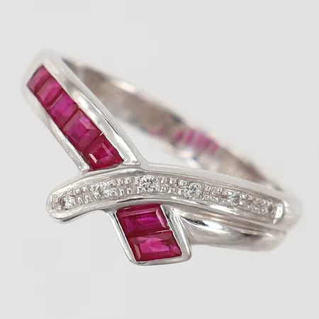 Ring med rubiner och diamanter 6 x 0,0075ct stl:16½ bredd 2,8-8mm vitguld 18K. Vikt: 3,2 g