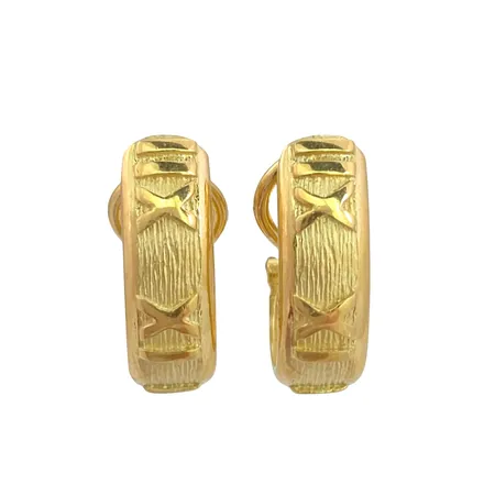 Örhängen i 18K guld, dekor av Romerska Siffror, Hallbergs Guldsmeds Ab (CGH), frontens bredd 6,5 mm, längd 20 mm, fint skick Vikt: 6,4 g