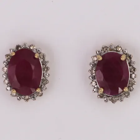 Ett par örhängen med diamanter ca 22x0,01ct samt troligen syntetiska rubiner bredd 8,3mm, en diamant skadad 9K Vikt: 2,2 g