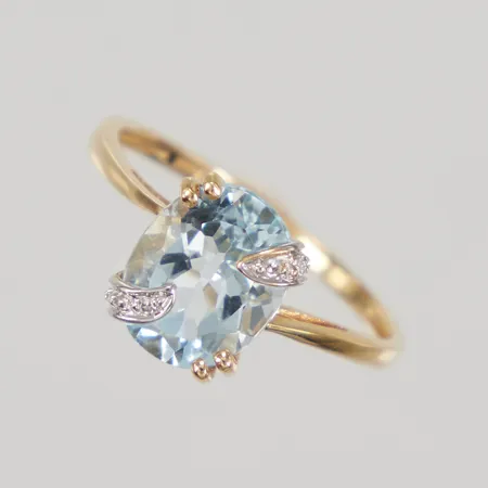 Ring med blå topas och åttkantslipade diamanter 2x ca 0,005ct, stl 18, bredd 1,4-10mm, GHA 18K Vikt: 2,8 g